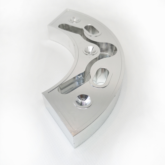  Les pièces d'usinage CNC Moulin Finies Cast CNC Personnalisent le profil en aluminium